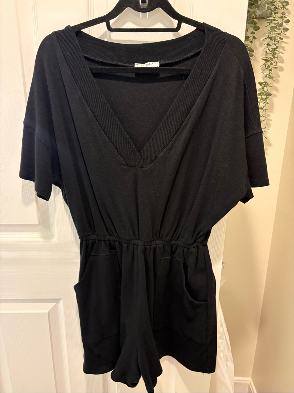 Zenana Outfitters Black Crewneck Top